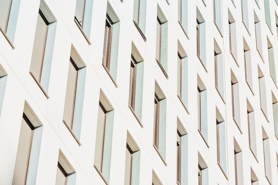 Moderní kancelářská budova Finančního Kompasu za slunečného dne.