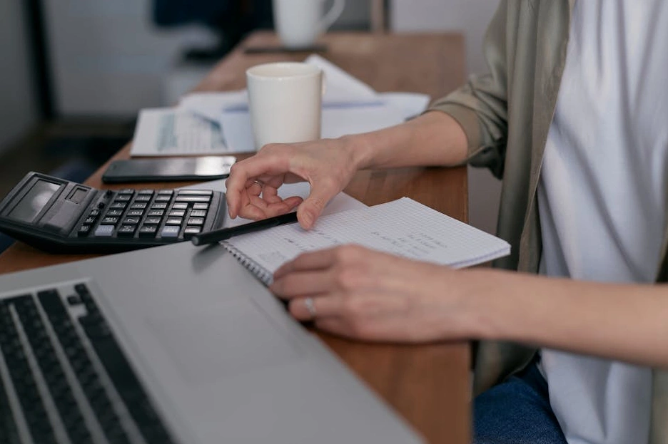 Detailní pohled na daňové formuláře a kalkulačku.